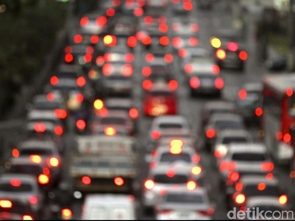 Truk Tabrak Pembatas di Tol Cikampek, Jatibening-Cikarang Macet